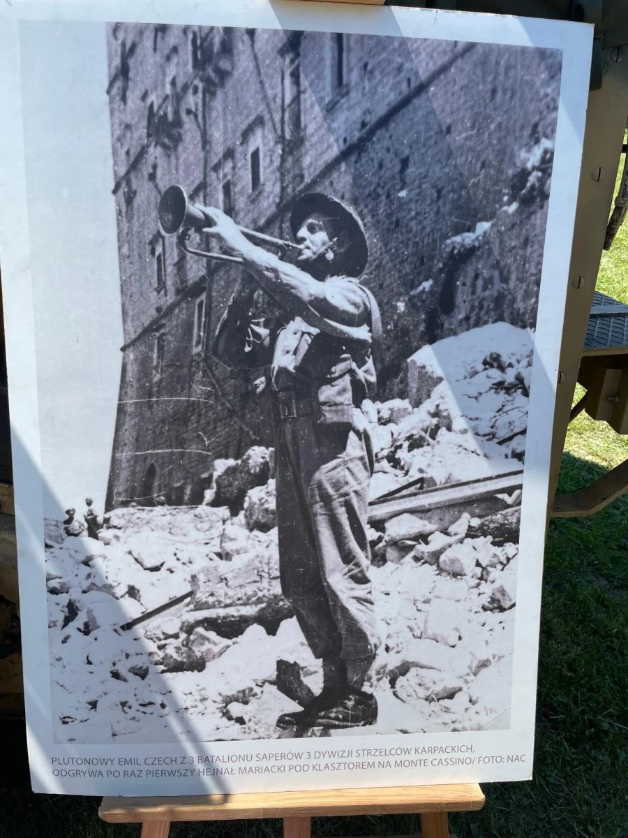 78 lat temu skończyła się bitwa o Monte Cassino. Wyjątkowo zacięta i krwawa. Ze wzgórza klasztornego, na którym zawisła polska flaga, odegrano hejnał mariacki, żeby podkreślić, że to Polacy zdobyli wzgórze. Tak jest również w Lublinie od siedmiu lat, gdy przy ulicy Bohaterów Monte Cassino stanął pomnik upamiętniający męstwo uczestników tej bitwy.