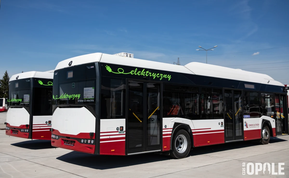 Pierwsze trzy autobusy elektryczne marki Solaris są już w zajezdni MZK w Opolu, kolejne dwa przyjadą w najbliższych dniach. Wszystkie bedą obsługiwać linię 25. Ale na ich  pojawienie się na ulicach, trzeba jeszcze poczekać. Aby elektryki mogły jeździć, musi być przygotowana specjalna infrastruktura, w tym ładowarki. Trwa właśnie ich montaż.
