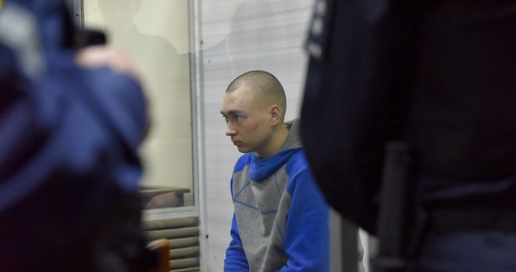 Pierwszy rosyjski żołnierz, który stanął przed ukraińskim sądem, żeby odpowiedzieć za zbrodnie wojenne, przyznał się do zamordowania nieuzbrojonego cywila w obwodzie sumskim. 21-letniemu Rosjaninowi grozi dożywocie.
