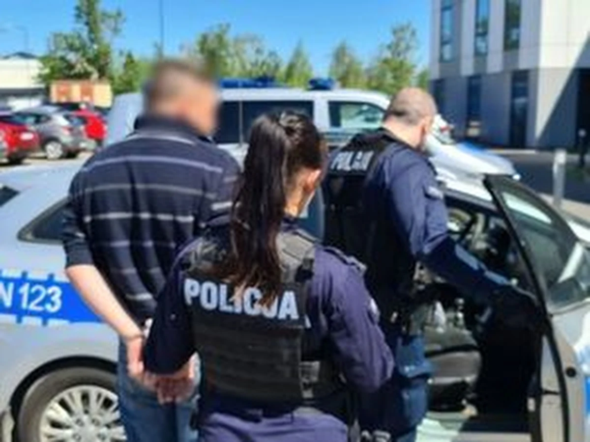 49-latek z Gdańska, poszukiwany trzema listami gończymi, zgłosił się w komisariacie. Powiedział funkcjonariuszom, że ma już dość ciągłego ukrywania się i unikania miejsc, w których mógłby zostać rozpoznany i zatrzymany.

