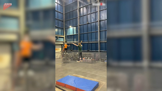 Grupa gimnastyków pokazała, jak wysoko można wybić się na trampolinie. Jeden ze śmiałków wzleciał na imponujący pułap, gdzie złapał się zwisającej drabinki. Zobaczcie