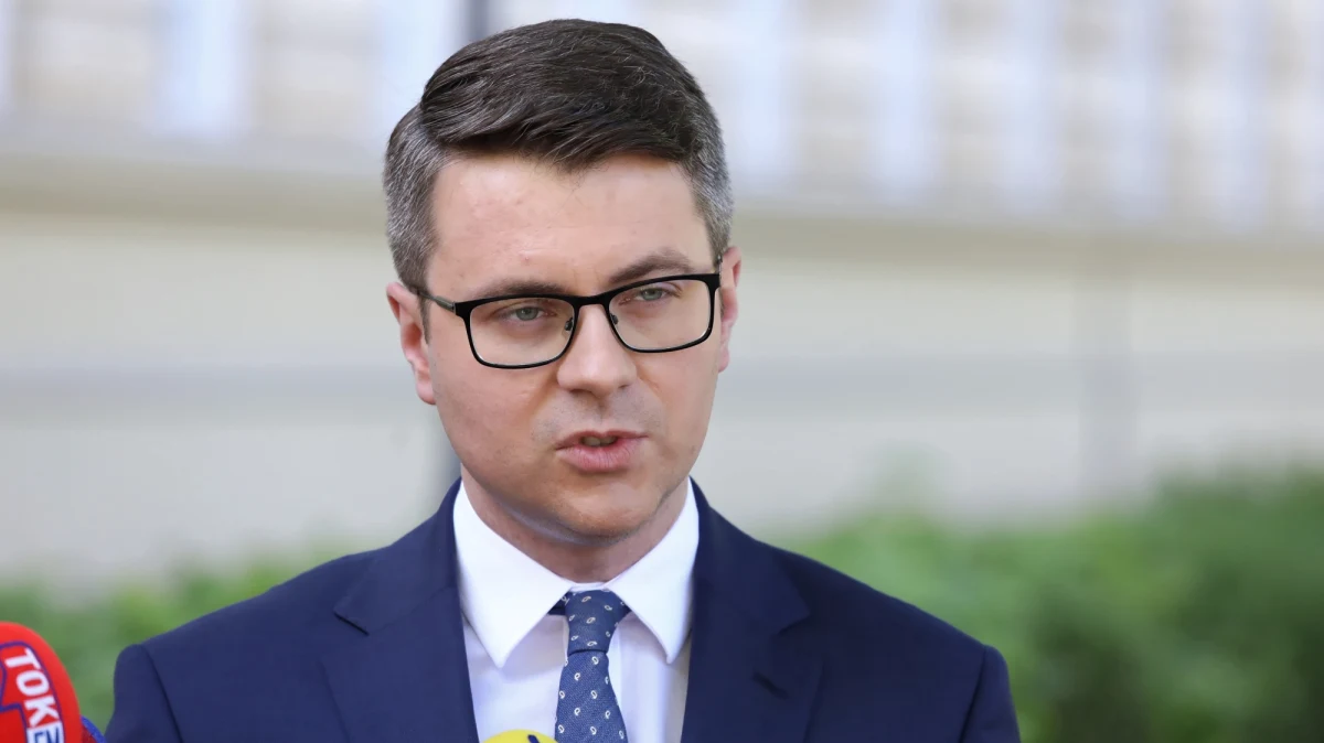 Od lat ostrzegaliśmy przed uzależnieniem od rosyjskiego gazu i ropy. Apelujemy do Komisji Europejskiej o wprowadzenie dodatkowego cła na te surowce z Rosji - powiedział rzecznik rządu Piotr Müller. Mówiąc o Krajowym Planie Odbudowy, rzecznik rządu powiedział, że rząd musi wdrożyć konkretne reform do końca czerwca, by otrzymać pieniądze z UE. 