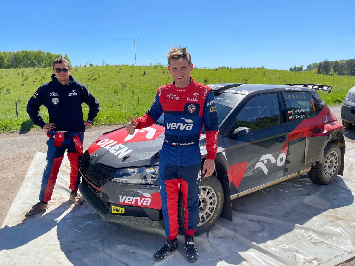 Kacper Wróblewski i Jakub Wróbel jeżdżący w barwach ORLEN Team rozpoczęli dwudniowe testy przed pierwszą szutrową rundą Rajdowych Samochodowych Mistrzostw Polski - 41. Rajdem Podlaskim. Panowie testują auto na mazurskich szutrach. Chcą jak najlepiej przygotować swoja rajdową broń Skodę Fabię Rally2 evo do luźnej i miękkiej nawierzchni, z jaką będą mieli do czynienia na Podlasiu.
