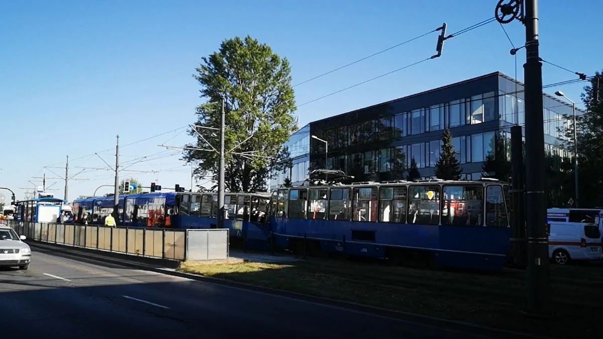 Kilkanaście osób zostało rannych w Krakowie w zderzeniu dwóch tramwajów na ulicy Klimeckiego.