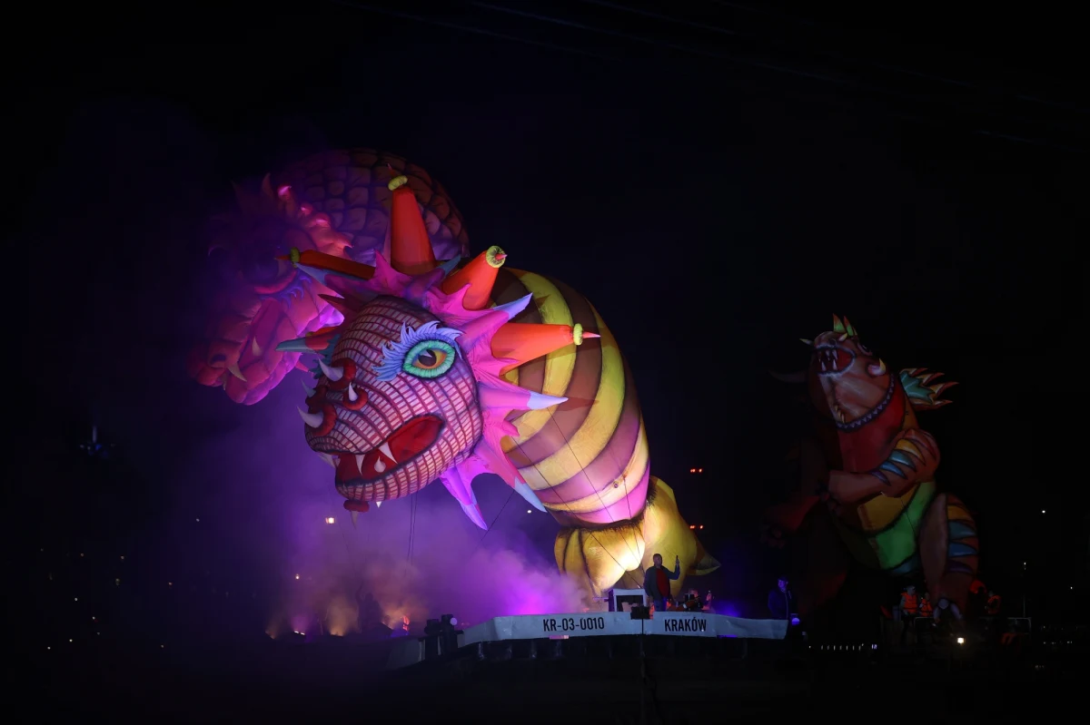 "Kraków Cię zasmoczy" - z nową kampanią reklamową startują właśnie władze stolicy Małopolski. Chcą w ten sposób przyciągnąć przede wszystkim krajowych turystów, po okresie zastoju spowodowanego pandemią. Okazją do tego jest 50- lecie ustawienia rzeźby smoka wawelskiego pod Wawelem - autorstwa Bronisława Chromego.