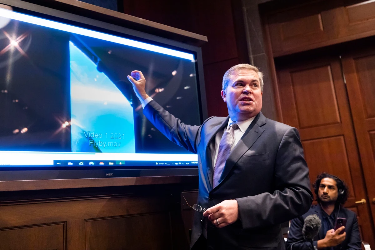 Dwa krótkie wideo, przedstawione przez Pentagon, ilustrowały wtorkowe przesłuchania w Kongresie USA poświęcone UFO. Jeden sfilmowany obiekt miał stanowić przykład zjawiska nie dającego się wyjaśnić. Przedstawiciele Pentagonu zeznali pod przysięgą, że rząd nie zebrał materiałów z żadnego lądowania kosmitów na Ziemi.