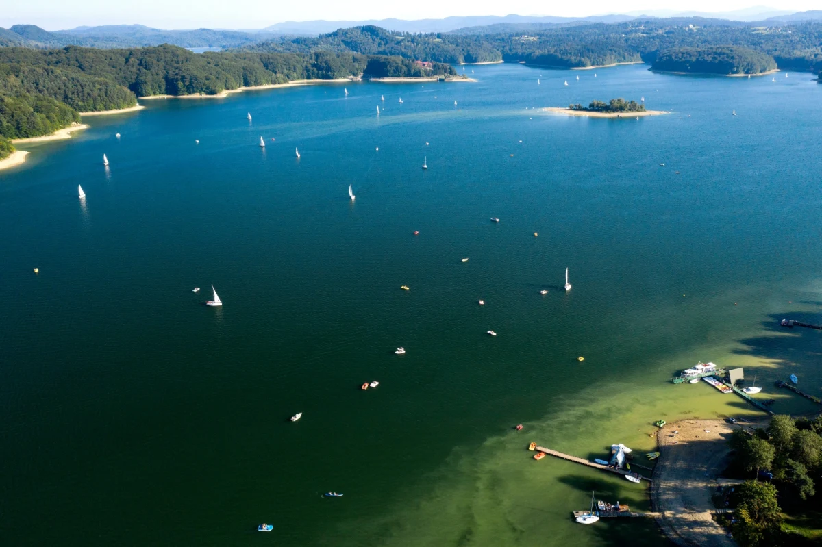 Już w lipcu zostanie otwarta najnowocześniejsza kolejka linowa w Polsce. Chodzi o kolejkę gondolową w Solinie. Z jej wagoników rozciągać się będzie zapierający dech w piersiach widok. Dostępne będą również dodatkowe atrakcje, w tym wieża widokowa z podniebną kawiarnią.