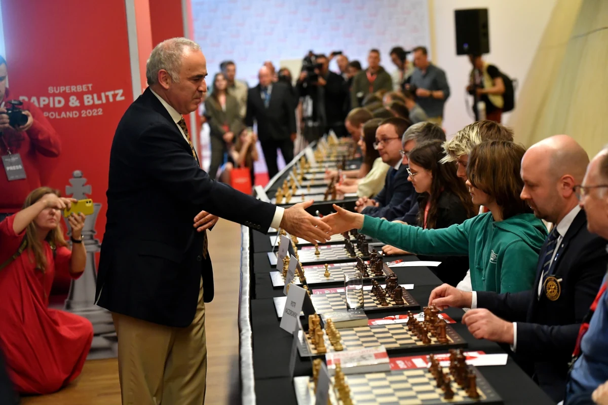 Od czwartku w Warszawie odbywać się będzie pięciodniowy turniej Superbet Rapid & Blitz Poland w ramach cyklu Grand Chess Tour 2022. Gościem specjalnym imprezy jest legenda szachów, wielokrotny mistrz świata Garri Kasparow. W przeddzień rozpoczęcia zawodów, wystąpił w pokazowej symultanie. 
