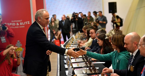 Od czwartku w Warszawie odbywać się będzie pięciodniowy turniej Superbet Rapid & Blitz Poland w ramach cyklu Grand Chess Tour 2022. Gościem specjalnym imprezy jest legenda szachów, wielokrotny mistrz świata Garri Kasparow. W przeddzień rozpoczęcia zawodów, wystąpił w pokazowej symultanie. 