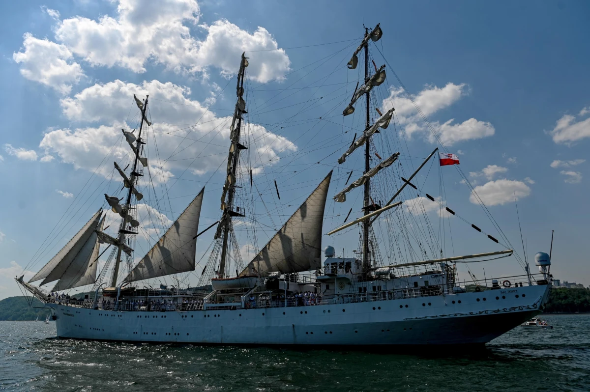 "Dar Młodzieży", czyli statek szkolny Uniwersytetu Morskiego, powraca do macierzystego portu. Przy nabrzeżu Pomorskim w Gdyni zacumuje w czwartek, 19 maja o godz. 19.00. W tym roku żaglowiec będzie świętować okrągłe urodziny. Obchody 40-lecia "Daru Młodzieży" rozpoczną się w weekend, 28 i 29 maja. Chętni będą mogli m.in. wejść na pokład fregaty i ją zwiedzić.