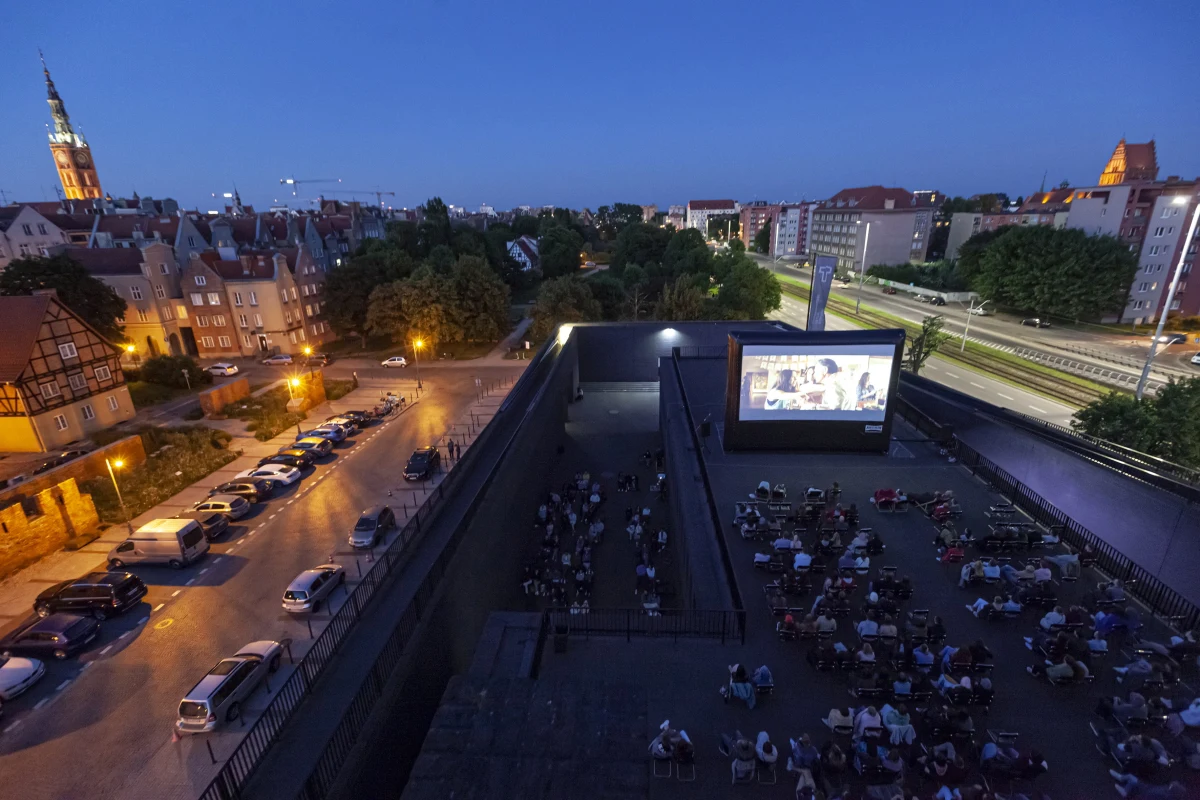 Już po raz siódmy najpiękniejsze kino plenerowe w Gdańsku zaprasza widzów na dach Teatru Szekspirowskiego. Już 11 czerwca będzie można obejrzeć pierwszy film - “Najgorszy człowiek na świecie" w reż. Joachima Triera. Do końca sierpnia zaplanowano aż 22 seanse.