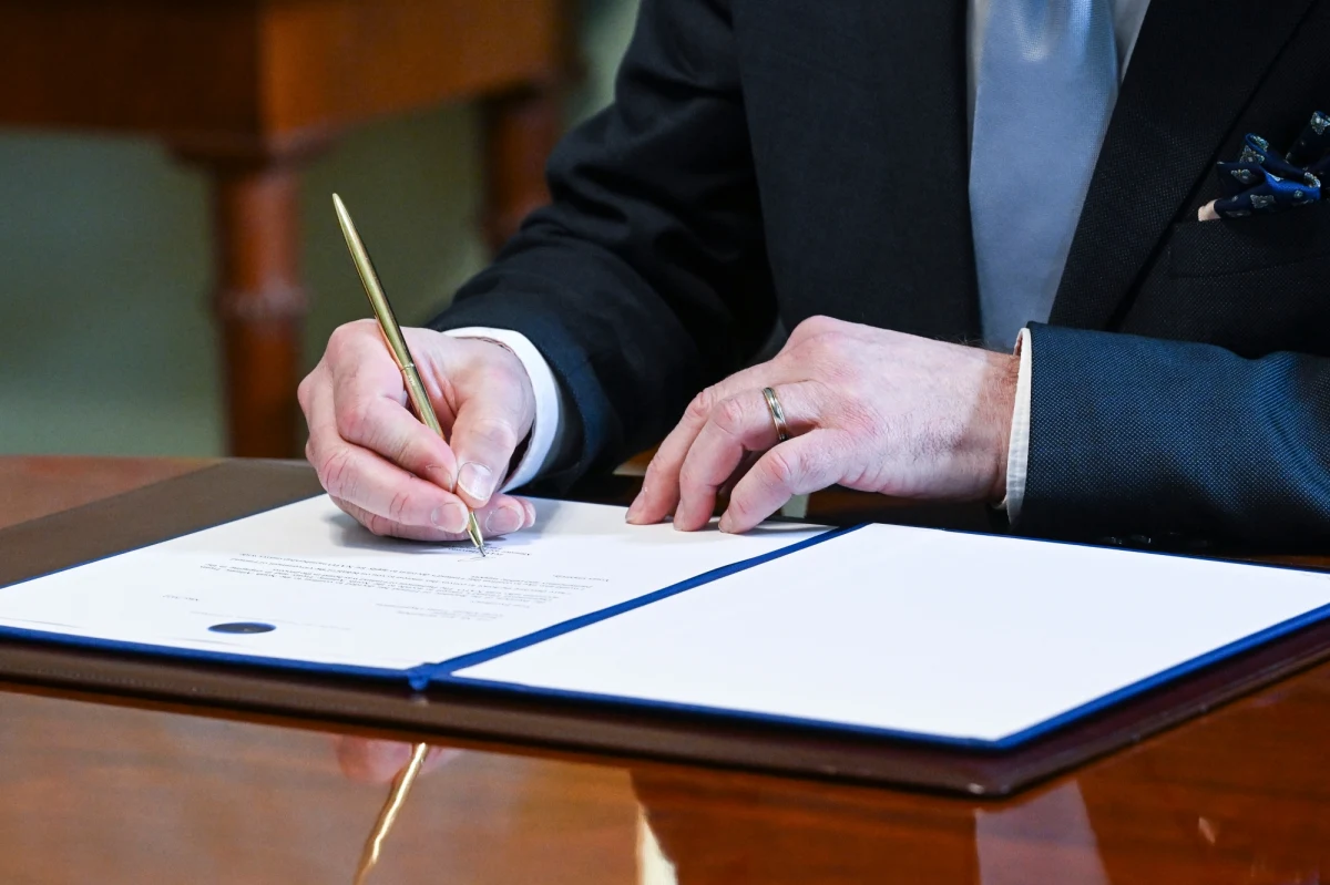 Finowie rzucili się na model długopisu za 8 euro, którym szef MSZ Finlandii Pekka Haavisto popisał wniosek o akcesję kraju do NATO. Jednorazowy cienkopis stał się przebojem i został wyprzedany z sieci handlowej Stockmann - podaje w środę dziennik "Helsingin Sanomat".