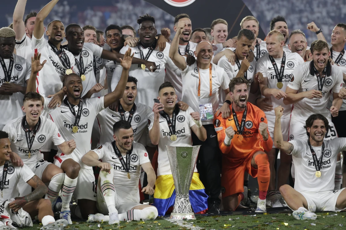 Eintracht Frankfurt triumfował w piłkarskiej Lidze Europy. W finale rozegranym w Sewilli pokonał w serii rzutów karnych szkocki Rangers FC 5-4. Po 90 minutach regulaminowego czasu gry i dogrywce było 1:1. W konkursie "jedenastek" jako jedyny pomylił się walijski zawodnik zespołu z Glasgow Aaron Ramsey. Jego strzał obronił bramkarz Eintrachtu Kevin Trapp. To drugie europejskiej trofeum klubu z Frankfurtu po triumfie w Pucharze UEFA w 1980 roku. Niemiecki zespół jesienią zadebiutuje w Lidze Mistrzów.