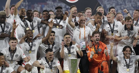 Eintracht Frankfurt triumfował w piłkarskiej Lidze Europy. W finale rozegranym w Sewilli pokonał w serii rzutów karnych szkocki Rangers FC 5-4. Po 90 minutach regulaminowego czasu gry i dogrywce było 1:1. W konkursie "jedenastek" jako jedyny pomylił się walijski zawodnik zespołu z Glasgow Aaron Ramsey. Jego strzał obronił bramkarz Eintrachtu Kevin Trapp. To drugie europejskiej trofeum klubu z Frankfurtu po triumfie w Pucharze UEFA w 1980 roku. Niemiecki zespół jesienią zadebiutuje w Lidze Mistrzów.