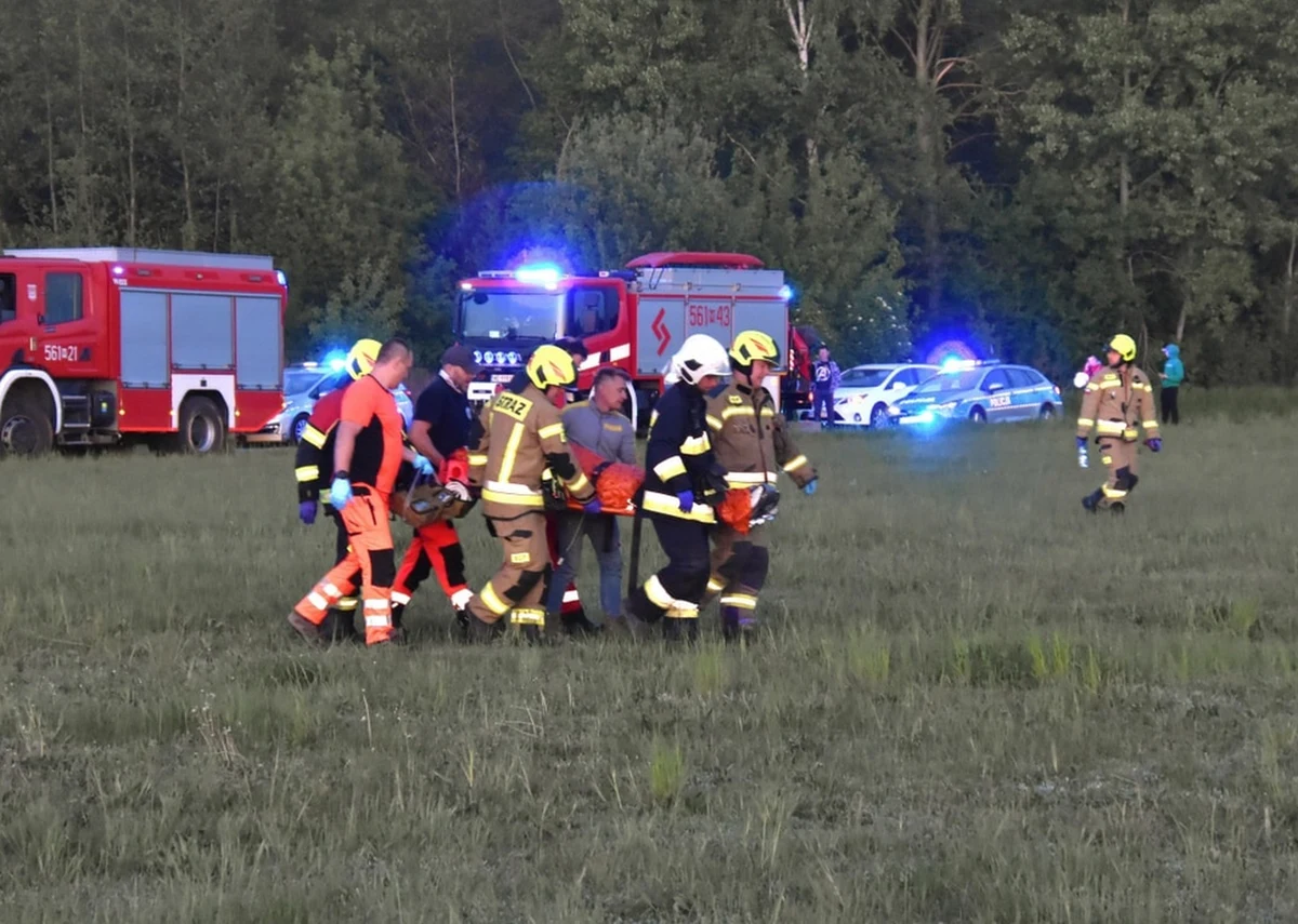 Policja poszukuje kierowcy samochodu, który wjechał w grupę 14 rowerzystów w miejscowości Przypki koło Tarczyna na Mazowszu i uciekł z miejsca wypadku. Jak informuje straż pożarna, jedna osoba zginęła, a trzy zostały ranne. 
