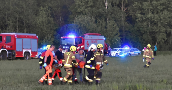 Policja poszukuje kierowcy samochodu, który wjechał w grupę 14 rowerzystów w miejscowości Przypki koło Tarczyna na Mazowszu i uciekł z miejsca wypadku. Jak informuje straż pożarna, jedna osoba zginęła, a trzy zostały ranne. 
