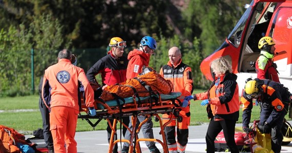 Stan 11-letniego chłopca, który spadł wczoraj spod Szpiglasowej Przełęczy w Tatrach, jest stabilny. Wczoraj doszło do całej serii wypadków w górach. Zginęły dwie osoby, a w sumie ratowanych było dwadzieścia. Większość poślizgnęła się na zlodowaciałym - po nocnych przymrozkach - śniegu. 