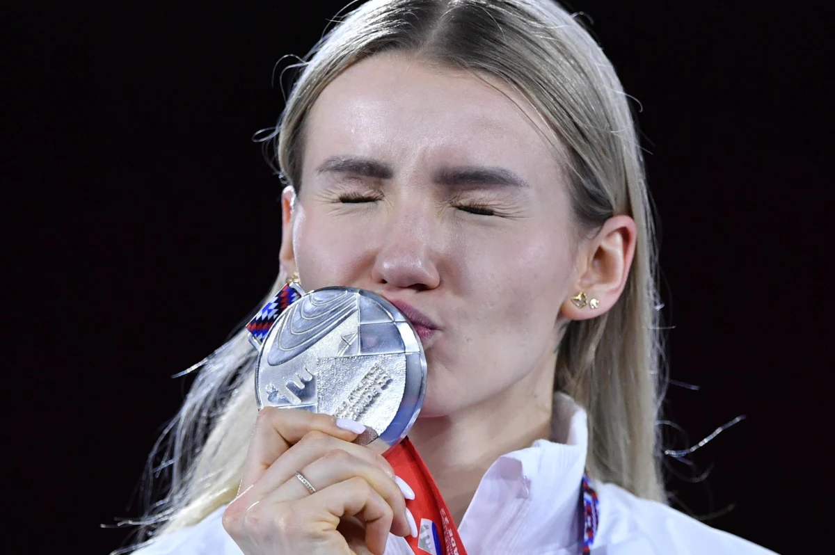 Adrianna Sułek to przedstawicielka młodego pokolenia w polskiej lekkoatletyce. Od kilku lat mówi się o jej nieprzeciętnym talencie. Potwierdziła go, zdobywając w tym roku medal halowych mistrzostw świata w wieloboju. Rywalizacja w hali to jednak tylko pięć konkurencji. Latem króluje trudny i wymagający siedmiobój. "Nie chcę być wieloboistką, która składa poszczególne konkurencja na przyzwoitym poziomie. Chcę mieć sześć konkurencji wybitnych i jedną powiedzmy przeciętną" - podkreśla w rozmowie z dziennikarzem RMF FM Patrykiem Serwańskim i przyznaje, że marzy o sukcesie na igrzyskach olimpijskich w Paryżu.