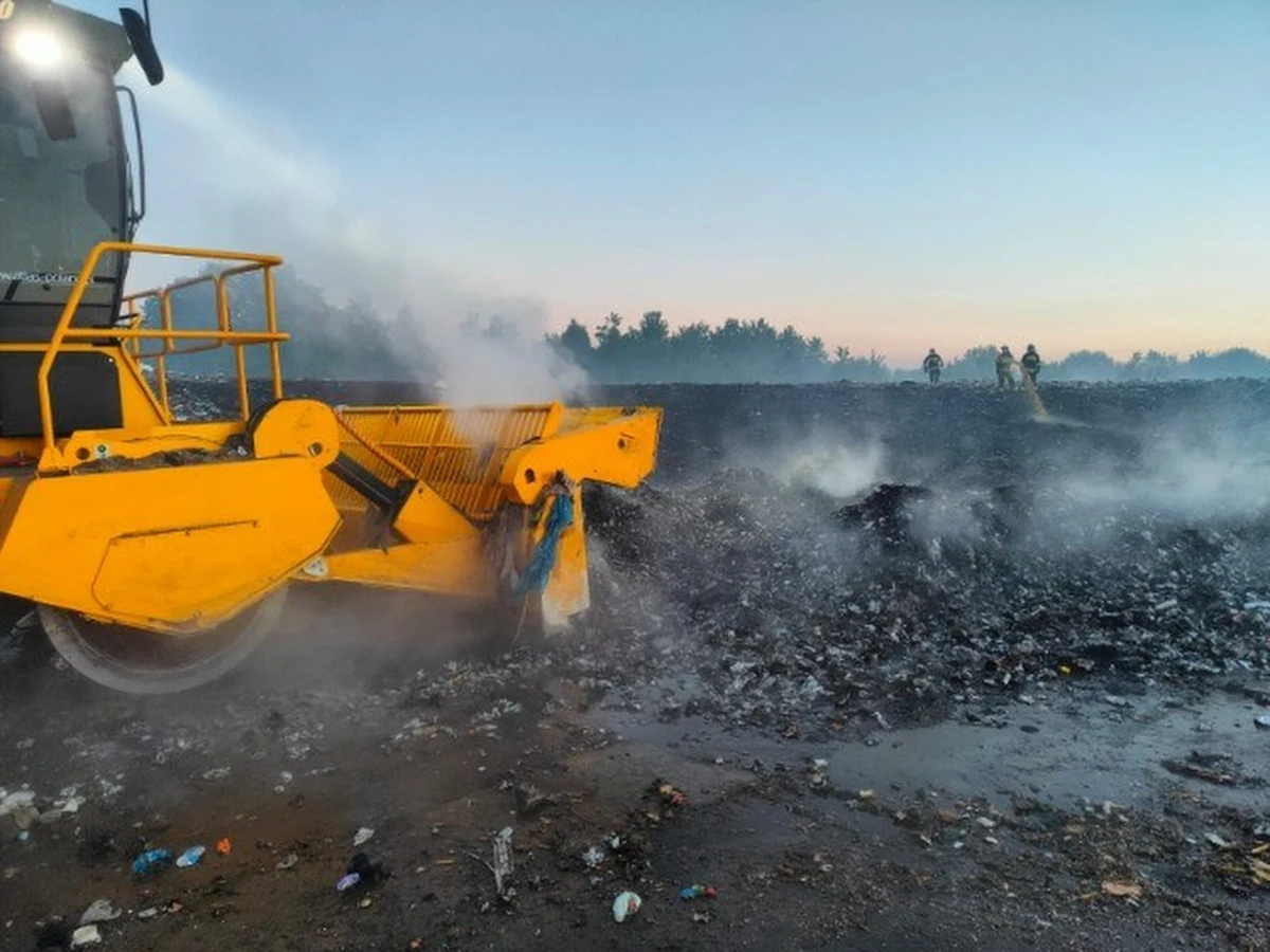Świętokrzyska straż pożarna walczy z pożarem wysypiska śmieci w Rzędowie (pow. staszowski) w woj. świętokrzyskim. Płonie hałda odpadów o powierzchni około 40 arów.