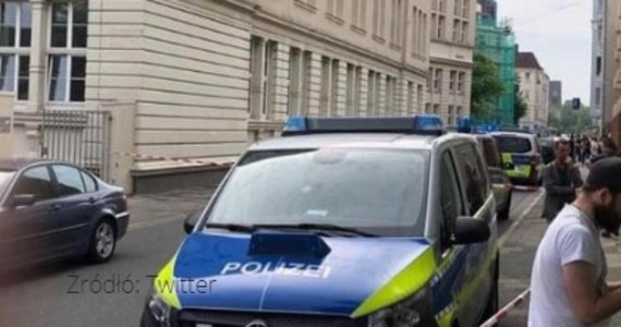 Strzały padły w szkole w Bremerhaven na północy Niemiec. Policja podała, że sprawcę ujęto i został on przewieziony na posterunek. Jedna z pracownic szkoły jest poważnie ranna. Została przetransportowana do szpitala - informuje portal Nord24.