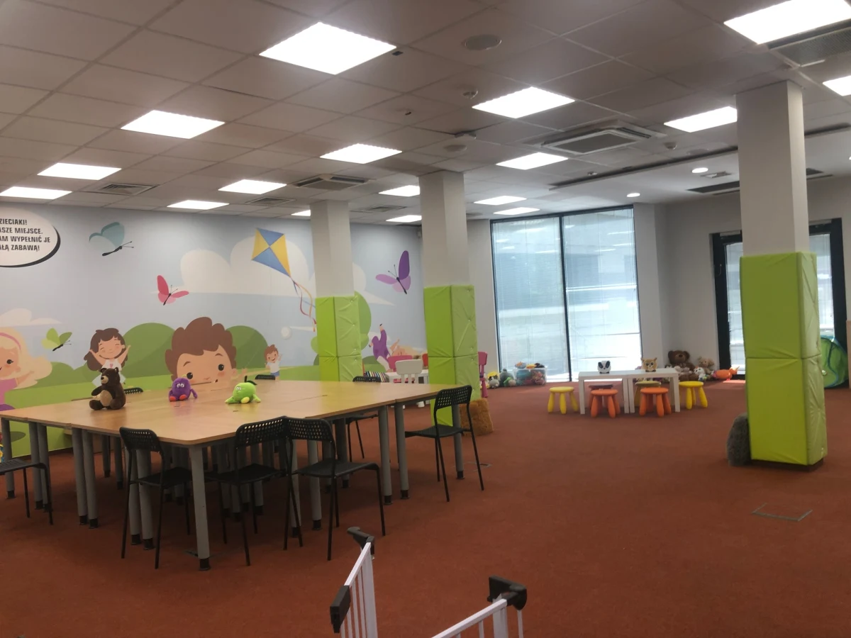 Nowe centrum pomocowe z usługami dla ukraińskich uchodźców działa od dzisiaj w Warszawie. Na powierzchni czterech tysięcy metrów kwadratowych można korzystać z bezpłatnych kursów językowych, sali zabaw dla dzieci i punktu pośrednictwa pracy. 