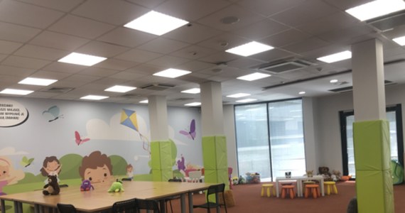 Nowe centrum pomocowe z usługami dla ukraińskich uchodźców działa od dzisiaj w Warszawie. Na powierzchni czterech tysięcy metrów kwadratowych można korzystać z bezpłatnych kursów językowych, sali zabaw dla dzieci i punktu pośrednictwa pracy. 