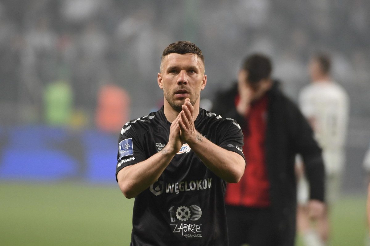 Lukas Podolski będzie grał w Górniku Zabrze w sezonie 2022/23. Największy gwiazdor piłkarskiej Ekstraklasy podpisał ze śląskim klubem nowy kontrakt.