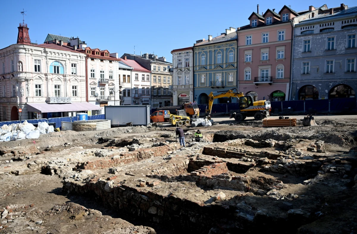 ​Podczas prac archeologicznych w Rynku Starego Miasta w Przemyślu udało się odkopać kilkaset zabytków. W tym miejscu kiedyś znajdował się ratusz, który na początku XIX wieku został rozebrany przez austriackiego zaborcę.