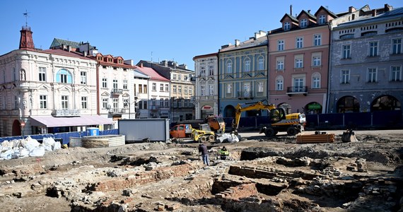 ​Podczas prac archeologicznych w Rynku Starego Miasta w Przemyślu udało się odkopać kilkaset zabytków. W tym miejscu kiedyś znajdował się ratusz, który na początku XIX wieku został rozebrany przez austriackiego zaborcę.