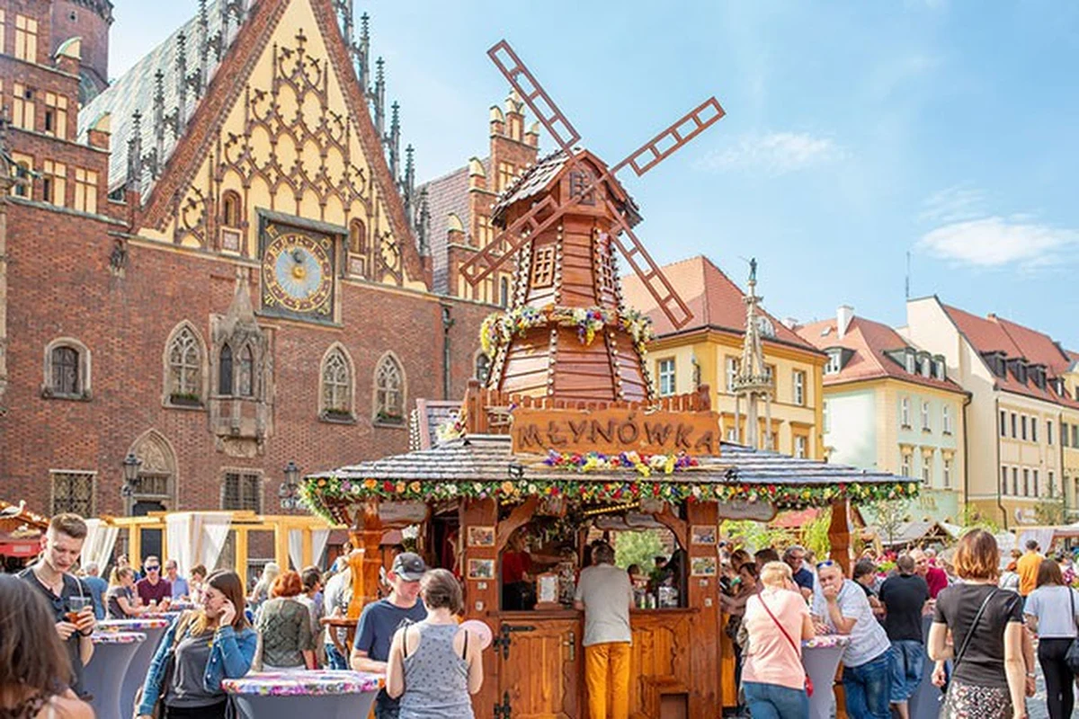 Już jutro o godzinie 10:00 rusza Jarmark Świętojański na wrocławskim Rynku. Pojawi się na nim w sumie około 70 wystawców z Polski i z zagranicy. Jak przekonują organizatorzy - będzie można tam liczyć na prawdziwą ucztę dla oczu i podniebienia oraz chwilę relaksu na usypanej przy Ratuszu plaży.

