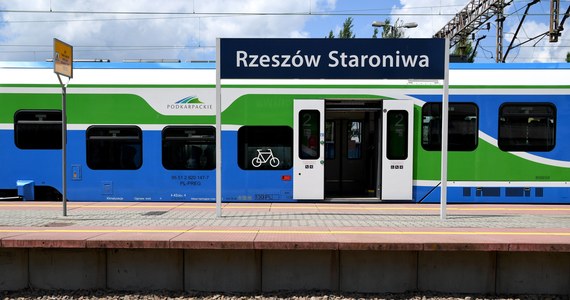 Za Galerią Rzeszów budowany jest nowy przystanek kolejowy. Będzie obsługiwał połączenia na linii Rzeszów - Strzyżów - Rzeszów na potrzeby Podkarpackiej Kolei Aglomeracyjnej. Wybudowany tam zostanie 100-metrowy peron. Zamontowane będą wiaty i ławki.