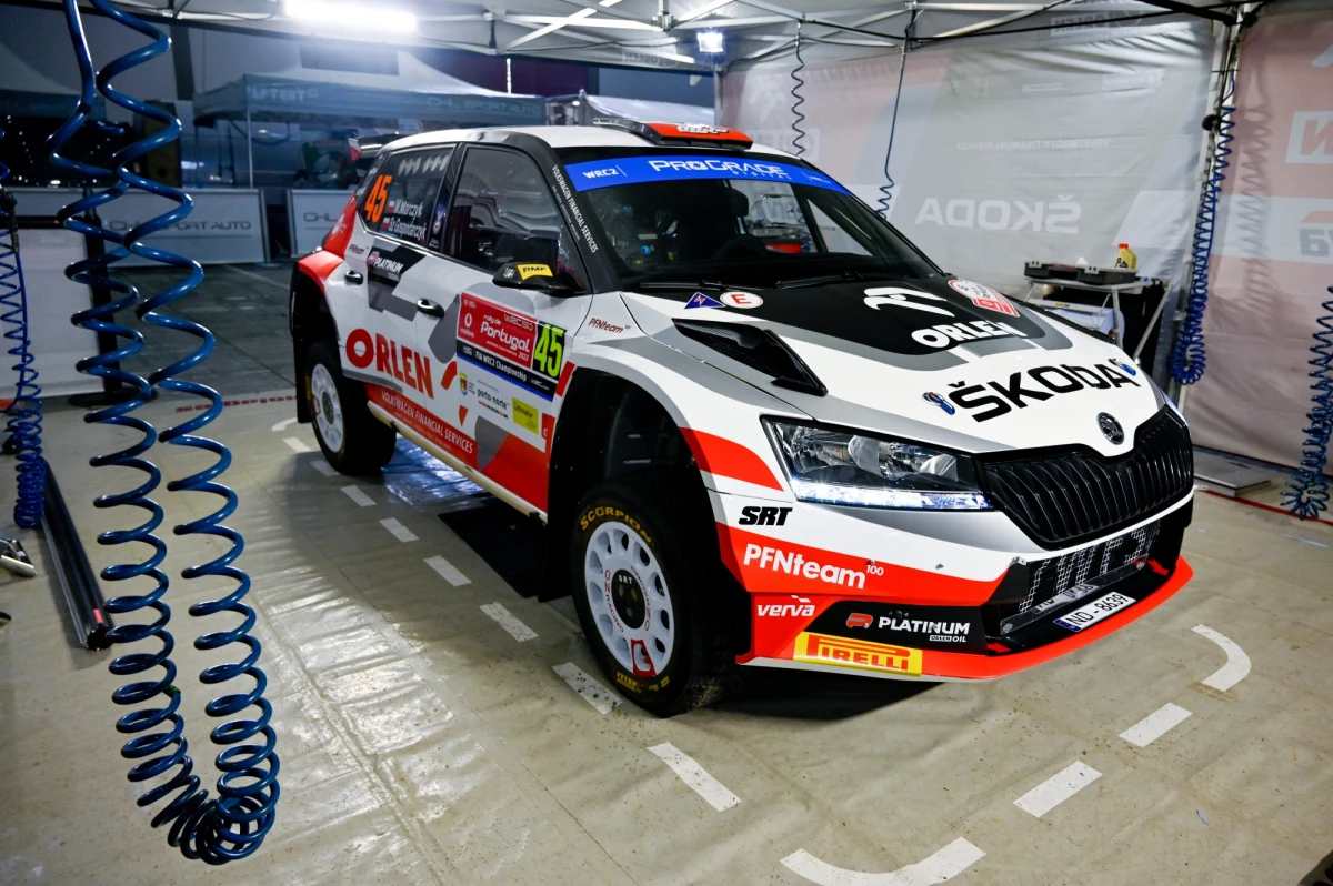 Miko Marczyk i Szymon Gospodarczyk rozpoczynają swój drugi występ w rajdowych mistrzostwach świata WRC2. Załoga, mająca na swoim aucie logo RMF FM, rozpocznie dziś zmagania w Rajdzie Portugalii. To czwarta tegoroczna runda mistrzostw świata. Trzy pierwsze odbyły się na nawierzchniach asfaltowych, teraz kierowcy pojadą po szutrze.