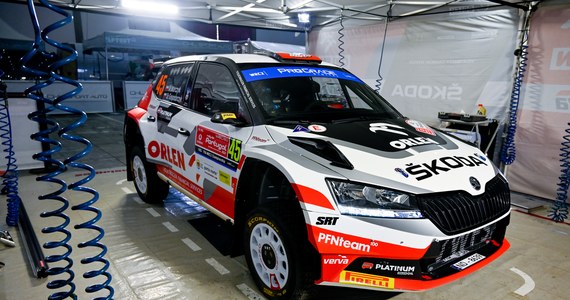 Miko Marczyk i Szymon Gospodarczyk rozpoczynają swój drugi występ w rajdowych mistrzostwach świata WRC2. Załoga, mająca na swoim aucie logo RMF FM, rozpocznie dziś zmagania w Rajdzie Portugalii. To czwarta tegoroczna runda mistrzostw świata. Trzy pierwsze odbyły się na nawierzchniach asfaltowych, teraz kierowcy pojadą po szutrze.