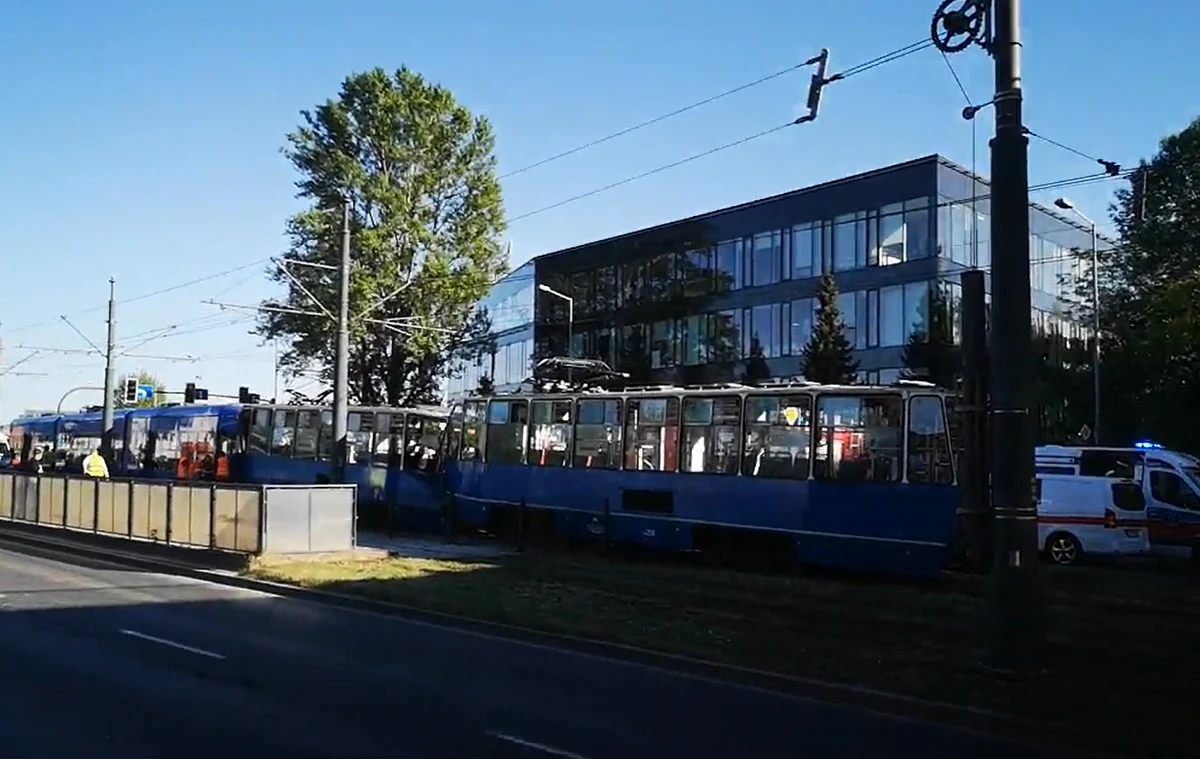 Prokuratura wszczęła w czwartek dochodzenie w sprawie zderzenia dwóch tramwajów, do którego doszło w środę na ul. Herlinga Grudzińskiego w Krakowie. W wyniku wypadku poszkodowanych zostało ok. 20 osób.