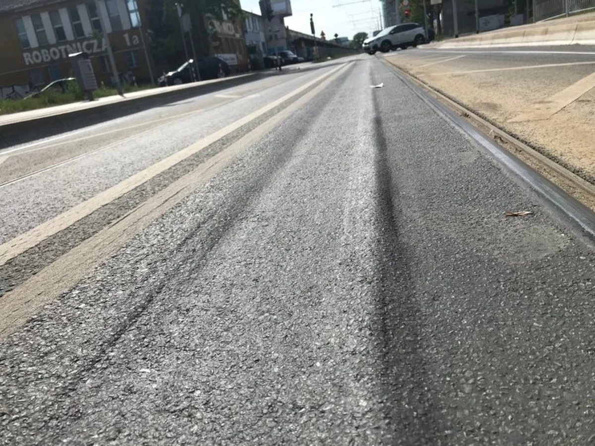 Nie minął jeszcze rok od oddania do użytku po remoncie ulicy Robotniczej we Wrocławiu, a już pojawiły się na niej koleiny. Wrocławskie inwestycje sprawdzają przyczynę. Wezwały też wykonawcę do naprawy wady w ramach gwarancji.