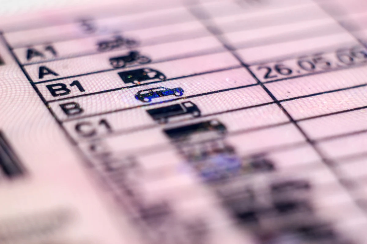 Nie ma wskazanych winnych wprowadzenia do bazy testów egzaminacyjnych na prawo jazdy błędnych pytań. Ten skandal w Ministerstwie Infrastruktury ujawniliśmy na początku roku. Kilkadziesiąt osób zdawało egzamin, odpowiadając na wadliwe pytania. Prokuratura umorzyła właśnie śledztwo w tej sprawie.