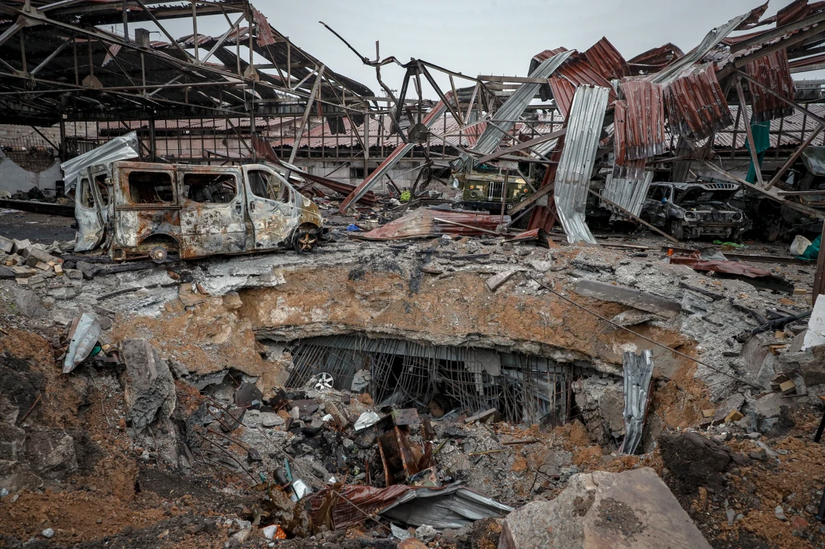 Rosjanie przewieźli do aresztu śledczego 89 ukraińskich żołnierzy z Azowstalu - poinformował niezależny rosyjski portal Meduza. Tymczasem Międzynarodowy Komitet Czerwonego Krzyża rozpoczął rejestrację jeńców wojennych z Azowstalu. Rosyjski żołnierz, który zastrzelił cywila, przeprosił w sądzie jego żonę. Co najmniej 12 osób zginęło, a ponad 40 zostało rannych w trwającym od rana w czwartek rosyjskim ostrzale Siewierodoniecka w obwodzie ługańskim na wschodzie Ukrainy. Trzech rosyjskich oficerów nie żyje, a kilkunastu jest rannych wskutek ukraińskiego ataku. To najważniejsze informacje z 85. dnia rosyjskiej inwazji na Ukrainę.