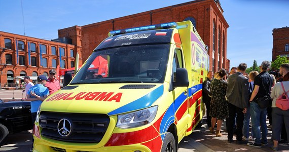 ​Pierwsza w Polsce neonatologiczna karetka typu kontenerowego została przekazana Wojewódzkiej Stacji Ratownictwa Medycznego w Łodzi przez Fundację Fun&Drive. Pieniądze na pojazd zbierane były w Manufakturze - na jej rynek ambulansem wjechał w czwartek Stig z programu "Top Gear".