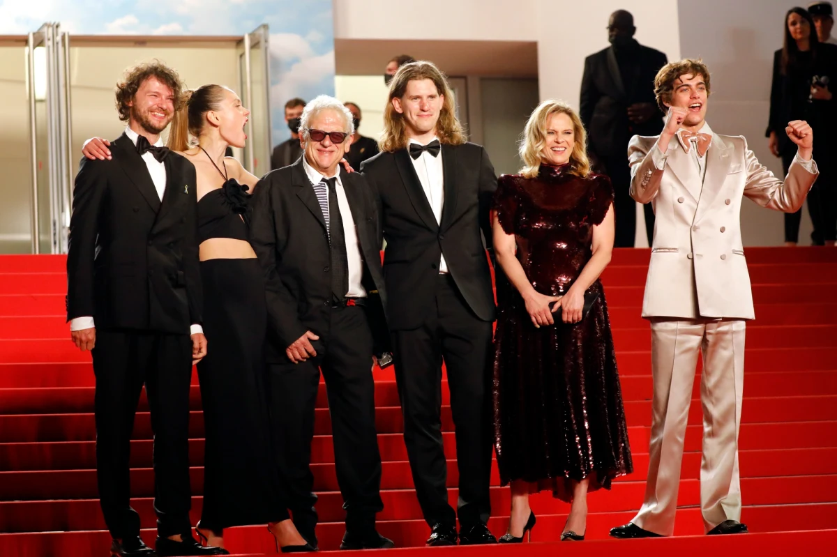 Silny ładunek emocjonalny i realizacja, która w najlepszych momentach skwierczy w swej dziwności, sprawiają, że "IO" jest wciągającym doświadczeniem, filmem, który staje na własnych kopytach - piszą krytycy o nowym dziele Jerzego Skolimowskiego, którego światowa premiera odbyła się w czwartek późnym wieczorem podczas 75. festiwalu w Cannes.