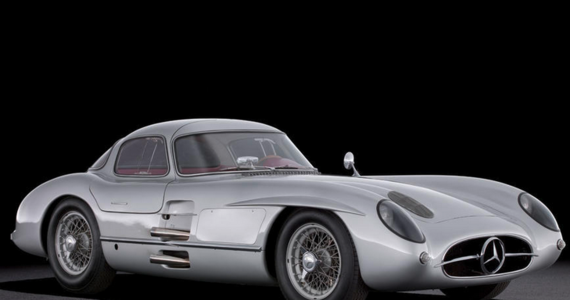Mercedes z 1955 roku, który istnieje tylko w dwóch egzemplarzach, został sprzedany za rekordową, jeśli chodzi o samochody, sumę 135 milionów euro - informuje dom aukcyjny RM Sotheby's.

