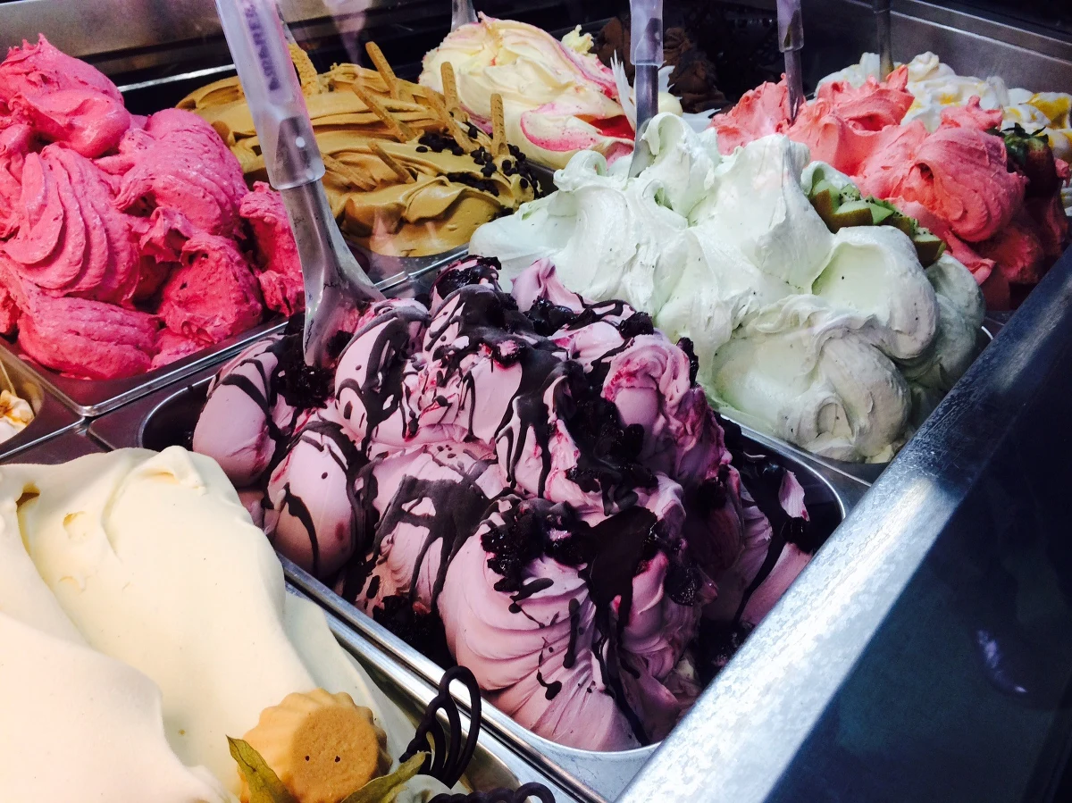 Ukradli 10 litrów lodów i spowodowali rozmrożenie kolejnych 25 litrów, grozi im za to do 5 lat więzienia. Policja zatrzymała dwóch mężczyzn, w wieku 19 i 21 lat, którzy są podejrzani o kradzież.