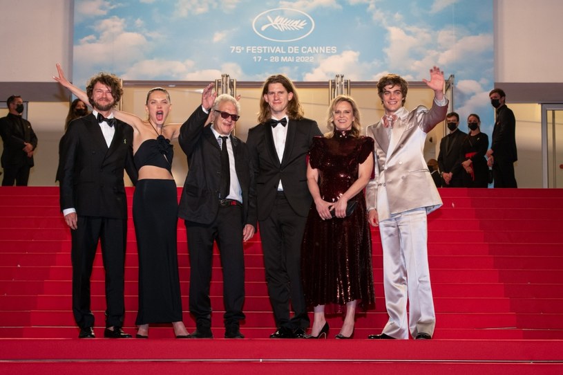 Silny ładunek emocjonalny i realizacja, która w najlepszych momentach skwierczy w swej dziwności, sprawiają, że "IO" jest wciągającym doświadczeniem, filmem, który staje na własnych kopytach - piszą krytycy o nowym dziele Jerzego Skolimowskiego, którego światowa premiera odbyła się w czwartek późnym wieczorem podczas 75. festiwalu w Cannes.