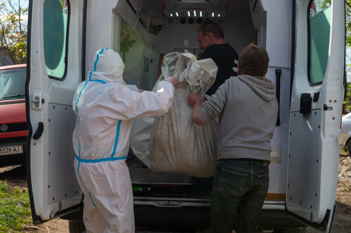 Najnowsze nagrania opublikowane przez "New York Times" pokazują egzekucję co najmniej ośmiu Ukraińców dokonaną przez rosyjskich spadochroniarzy 4 marca w podkijowskiej Buczy. To potencjalna zbrodnia wojenna - zaznacza dziennik. 
