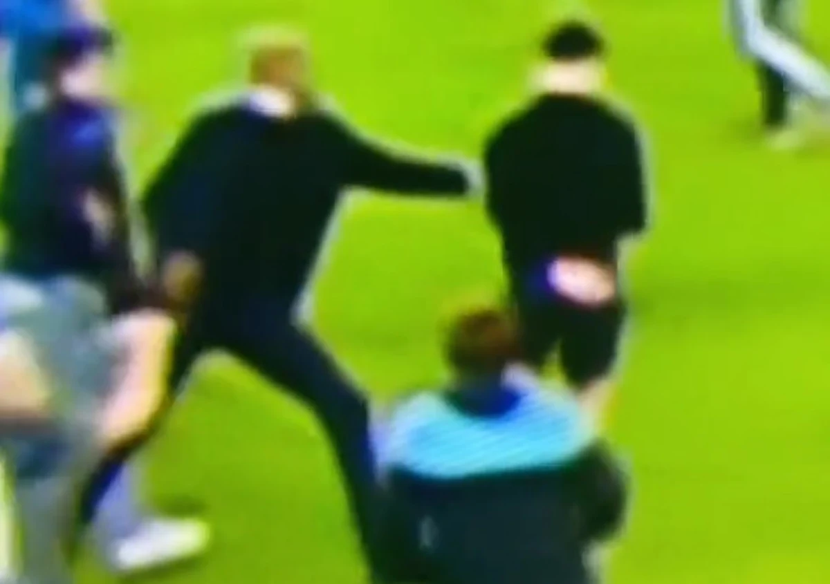 Po porażce Crystal Palace 2-3 z Evertonem w Premier League, na boisko wpadli uradowani utrzymaniem w lidze fani Evertonu. Trener Crystal Palace, Patrick Vieira, wdał się w przepychanki i kopnął jednego z kibiców rywali.