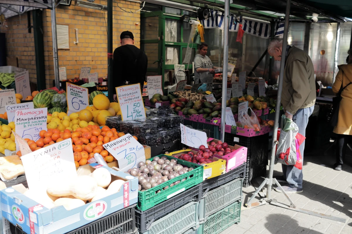 Rosną wynagrodzenia w działających w Polsce firmach. W kwietniu pensje wzrosły  o 14,1 procent  - tak przynajmniej wynika z najnowszych danych GUS. Jak czytamy "przeciętne wynagrodzenie brutto w sektorze przedsiębiorstw w kwietniu 2022 r. wyniosło 6626,43 zł, co oznacza wzrost o 14,1 proc. rdr". Zatrudnienie w tym sektorze rdr wzrosło o 2,8 proc.