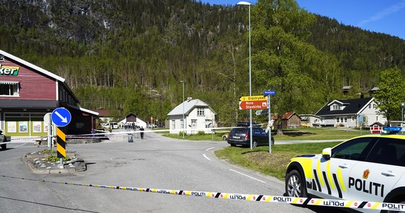 Sprawcą piątkowego ataku w Nore w południowo-wschodniej Norwegii okazał się Syryjczyk, który ostrym przedmiotem ranił swoją żonę i innego mężczyznę; sam również odniósł obrażenia - poinformowała policja. Jako motyw wskazała rodzinną kłótnię.