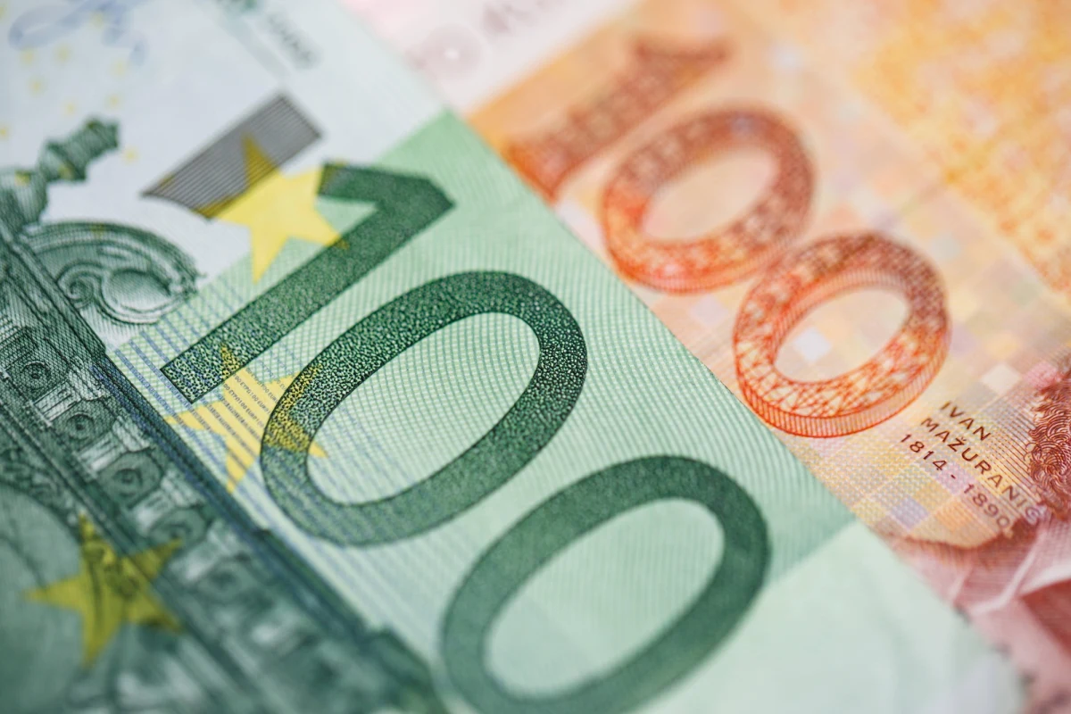 Komisja Europejska znów potrąciła Polsce pieniądze - tym razem 42 mln euro - dowiedziała się korespondentka RMF FM w Brukseli Katarzyna Szymańska-Borginion. Chodzi o niezapłacone przez Polskę kary – wynoszące 1 mln euro dziennie - naliczane za nierespektowanie wyroku TSUE, który nakazuje likwidację Izby Dyscyplinarnej Sądu Najwyższego. To druga transza pieniędzy odebrana Polsce. Polska bezpowrotnie straciła już 111 mln euro, czyli ponad pół mld złotych.