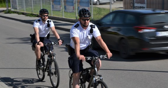 Po raz pierwszy w tym sezonie na ulicach Nowego Sącza oraz ścieżkach rowerowych na terenie powiatu nowosądeckiego pojawili się policjanci na jednośladach. Patrole rowerowe mają działać prewencyjnie, ale w razie konieczności podejmują interwencje wobec osób naruszających przepisy prawa. Dzięki jednośladom mundurowi z łatwością dotrą w trudno dostępne rejony.