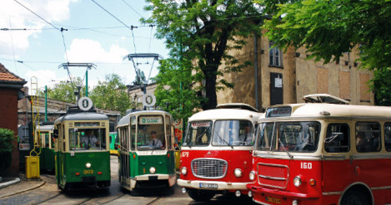W sobotę i niedzielę w Poznaniu można skorzystać z przejażdżki historycznym taborem na linii tramwajowej "0" i autobusowej "100". Dzięki nim można oglądać miasto z zupełnie innej perspektywy i powspominać albo pokazać dzieciom, jak wyglądała podróż komunikacją miejską przed laty.  

