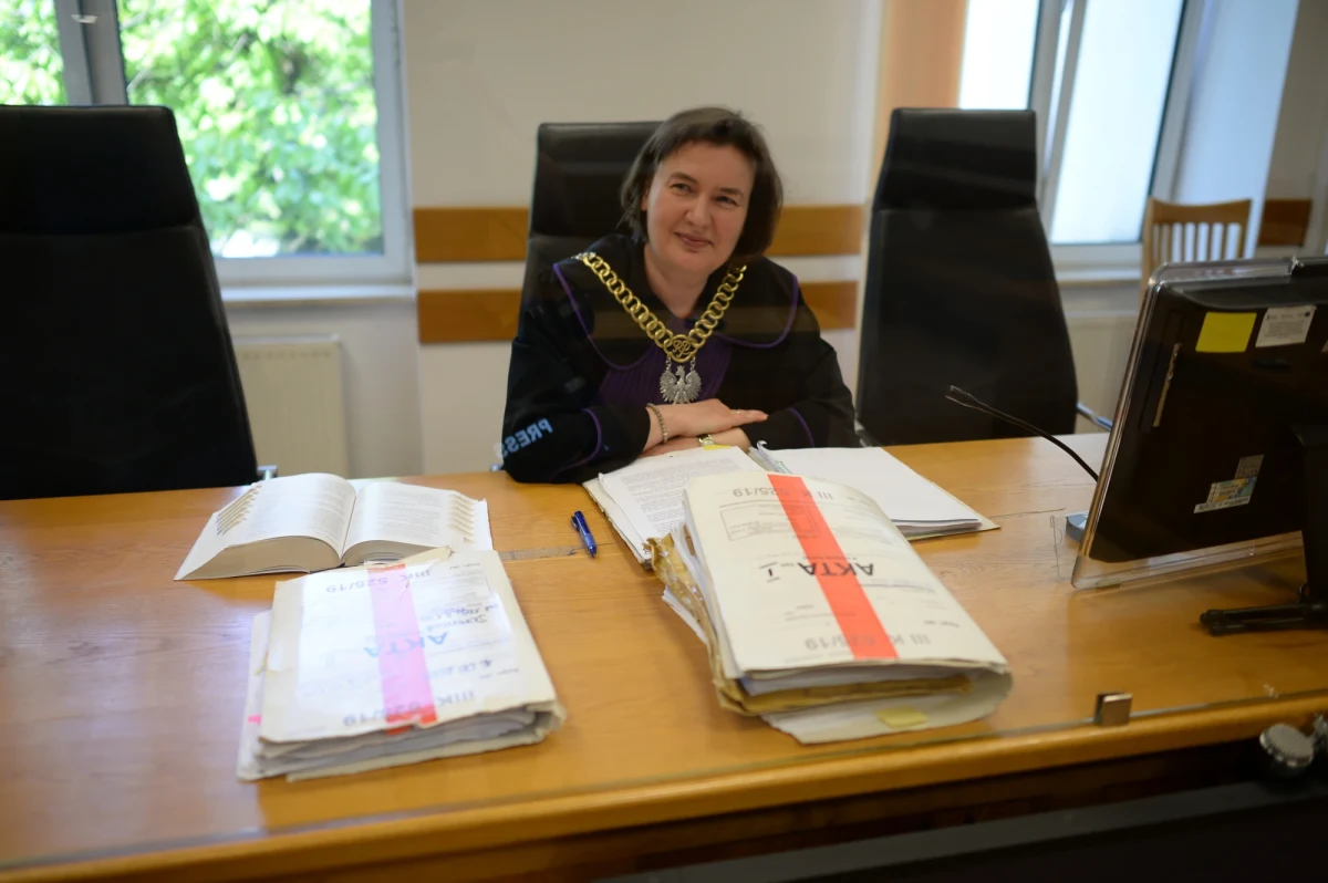 Między innymi na karę roku i 8 miesięcy prac społecznych skazał Sąd Rejonowy dla Warszawy Żoliborza Dominikę K. Adwokat oskarżona była o prowadzenie samochodu po pijanemu i narażenie syna na niebezpieczeństwo.
